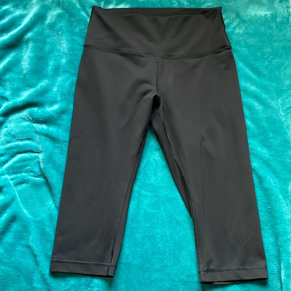 Lululemon black capris size 10